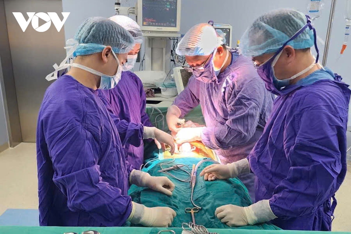 Pha cứu bóng khiến nam thanh niên bị thương nghiêm trọng vùng kín